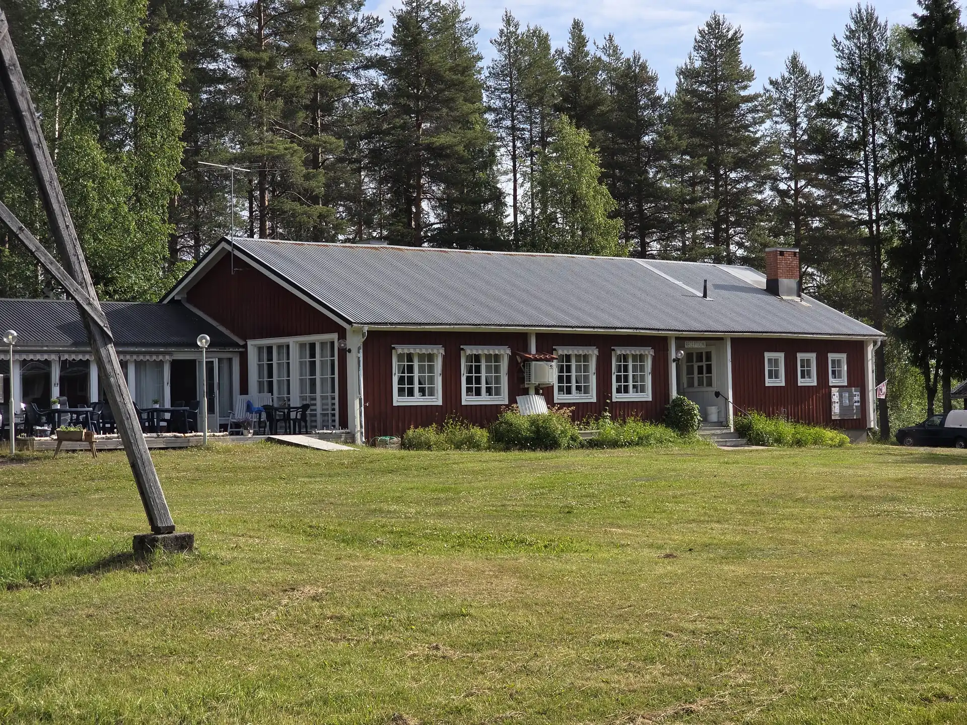 Barn leker i ett klätterfort