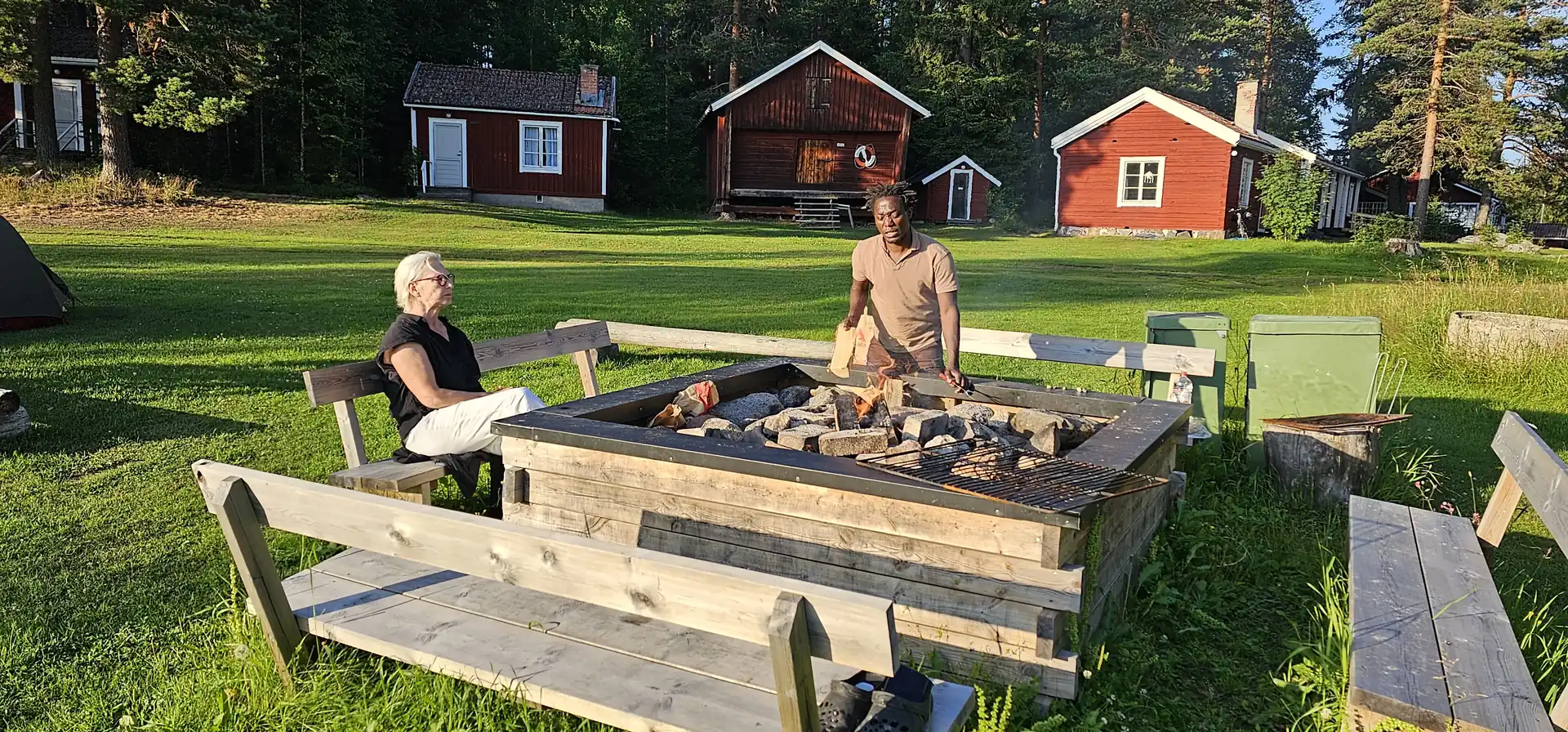 Människor grillar utomhus