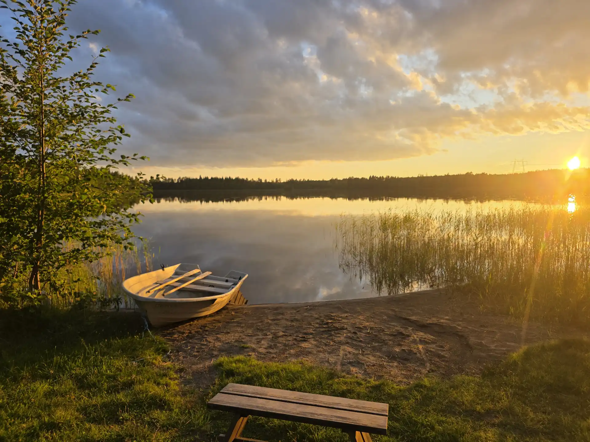 Personer som fiskar vid en sjö