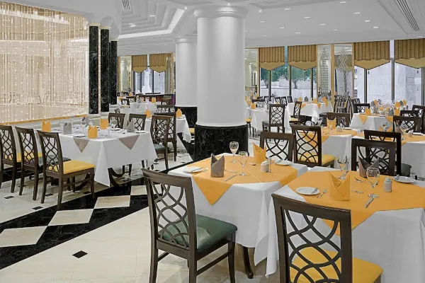 Ruang Makan Makkah Towers