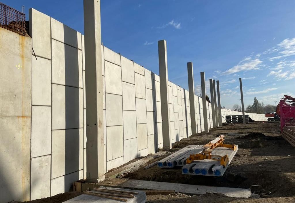 Construction phase: connection between the panels and the bridge abutment
