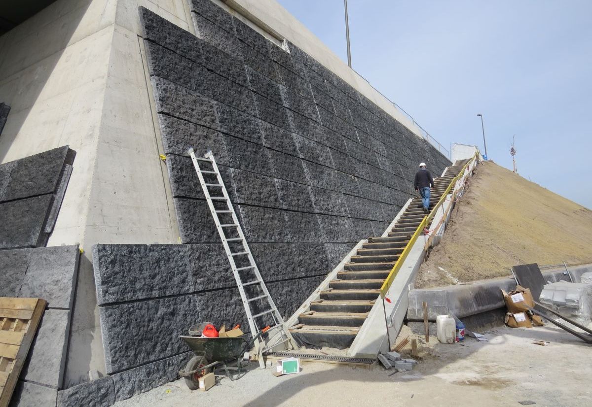 Bridge abutment cladded with panels
