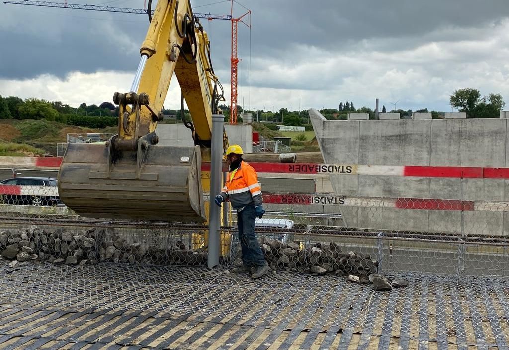 Filling of the front gabions