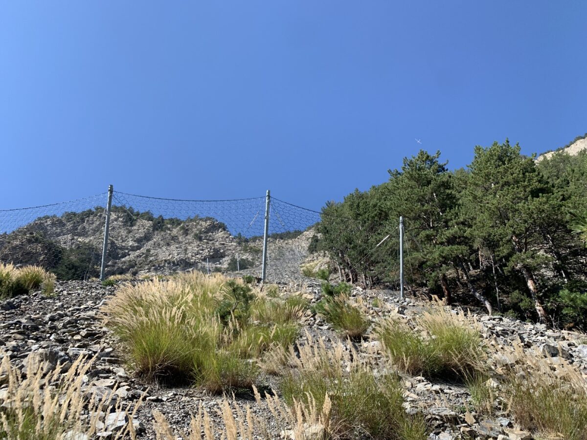 Dynamic rockfall barriers installed