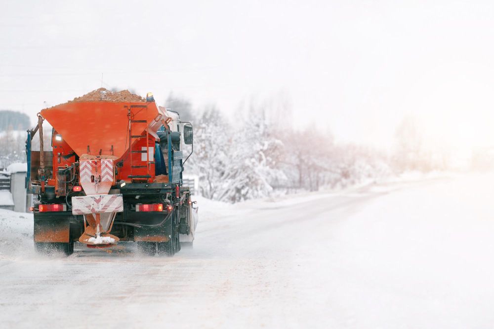 Streugut für den Winterdienst: Ist Salz oder Sole besser?