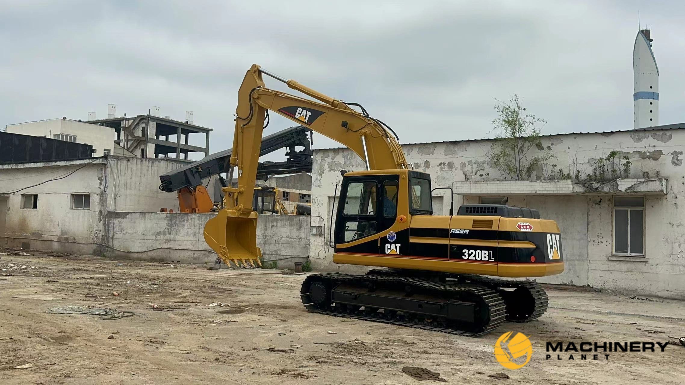 Caterpillar 320BL Excavator image