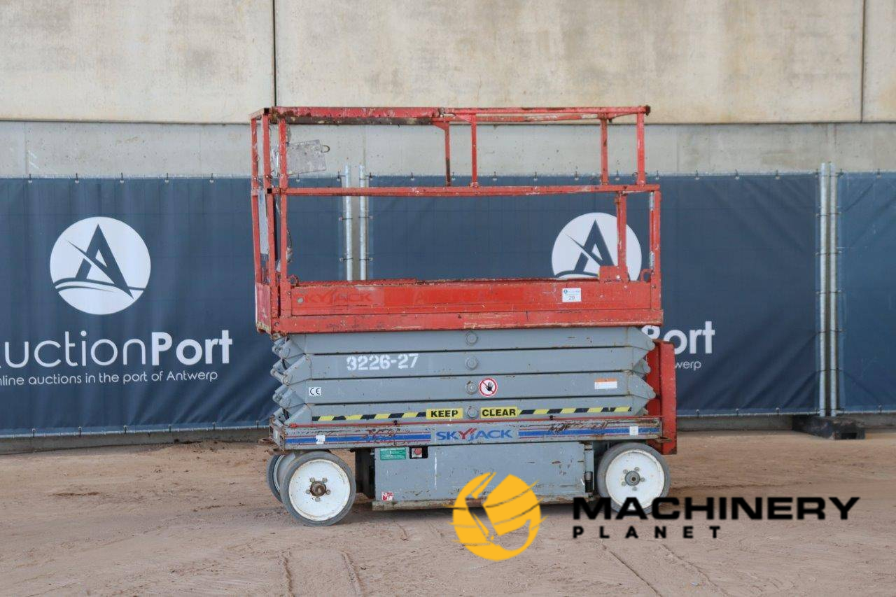 Scissor lift SkyJack SJ3226 Electric 227kg 9.92m 2011 2011  image