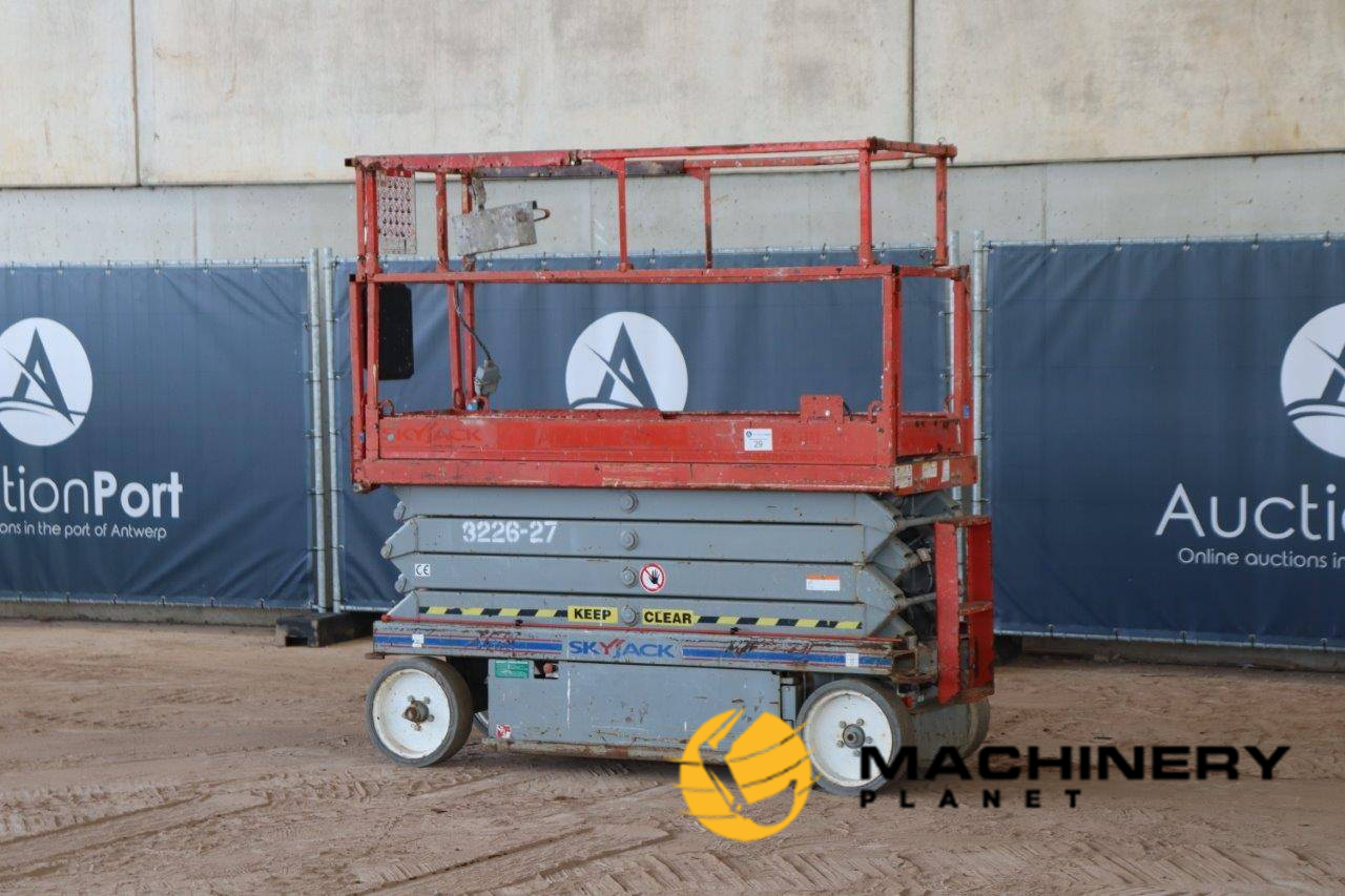 Scissor lift SkyJack SJ3226 Electric 227kg 9.92m 2011 2011  image