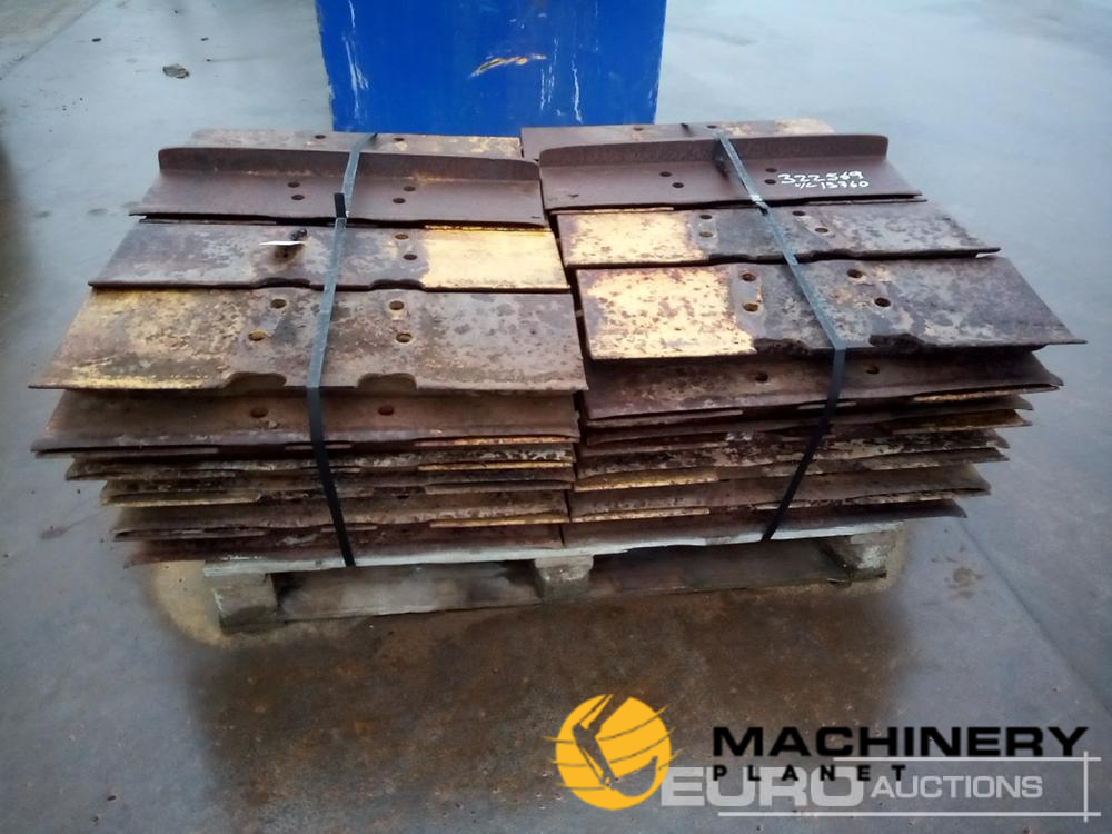 700mm Steel Track Pads to suit D8 (Pallet of)  Machinery Parts  140322569 image