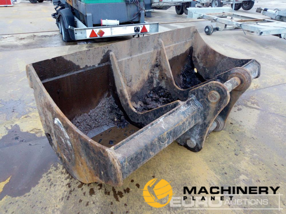 70" Ditching Bucket 65mm Pin to suit 13 Ton Excavator  Second Hand Buckets  140323738 image