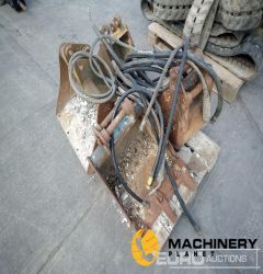 Selection of Buckets to suit Mini Excavator (2 Pallets, Pallet of Rubber Tracks, Hoses)  Second Hand Buckets  140304780