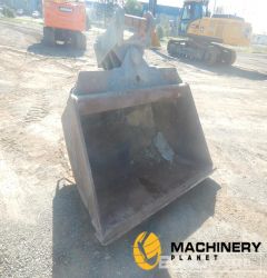 1990mm Hydraulic Tilt Bucket, Centers 585mm, 420 Ears, 100mm Pins  Second Hand Buckets  300043072