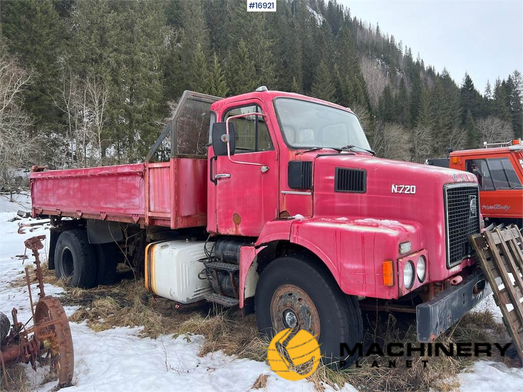 Volvo N720 4x2 tipper w/ 3-way tip. 1977 16921 image