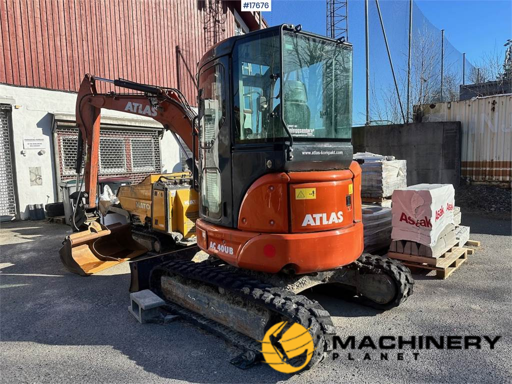 Atlas AC40U Mini excavator w/ 2 buckets and spike hammer 2019 17676 image