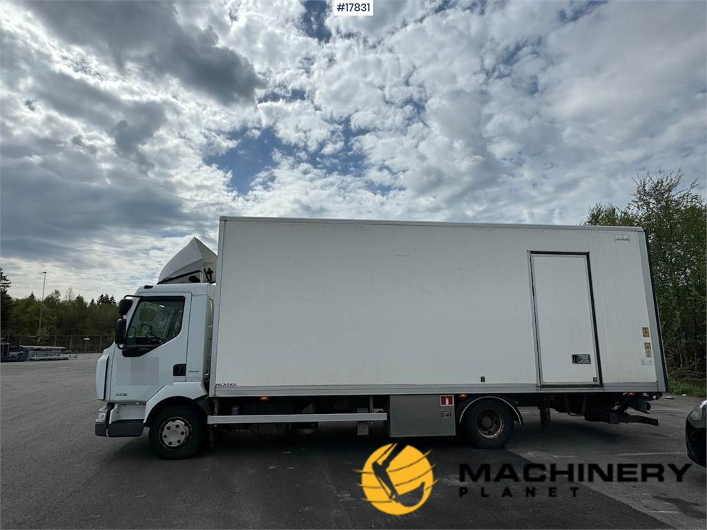 Renault Midlum 4x2 box truck w/ side door and lift. 136,00 2013 17831 image