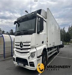 Mercedes-Benz Actros 6x2 Box Truck w/ fridge/freezer unit. 2015 15887