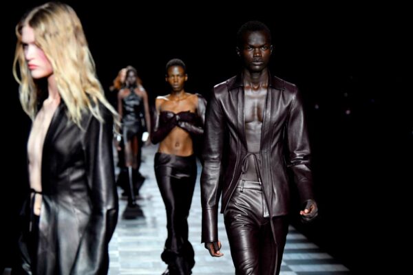 Versace presenta su nueva colección otoño/invierno 2023 | Video