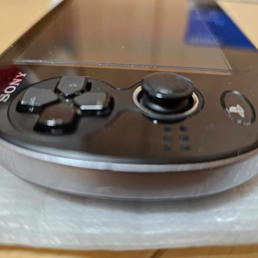 【極美品・完品セット】8GB メモリーカード付「PS Vita（PCH-1000）」クリスタル・ブラック