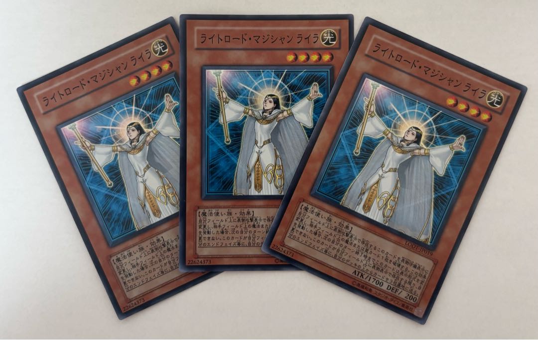 Lyla, Lightsworn Sorceress Super Rare, set of 3
