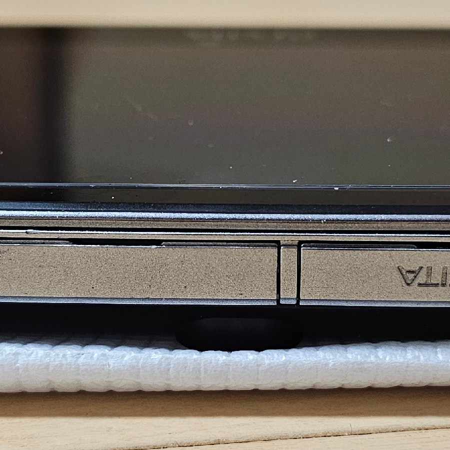 【極美品・完品セット】8GB メモリーカード付「PS Vita（PCH-1000）」クリスタル・ブラック