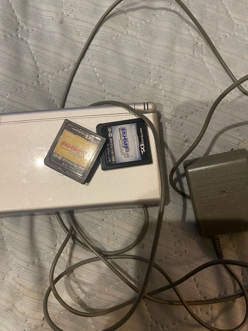 DSとポケモンカセット2つ金銀と充電器