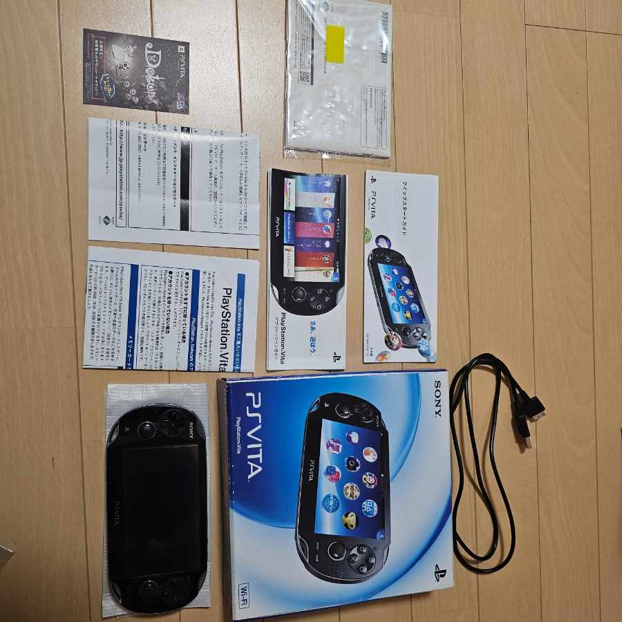 【極美品・完品セット】8GB メモリーカード付「PS Vita（PCH-1000）」クリスタル・ブラック