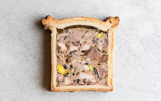 Pâté en croûte de chevreuil aux airelles