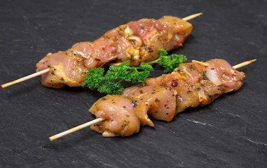 Brochettes de poulet marinées