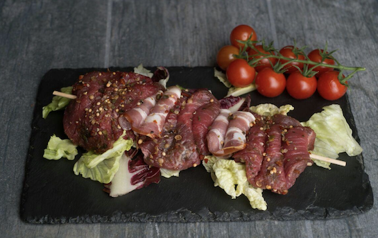 Brochette tzigane rumsteak & lard au poivre concassé