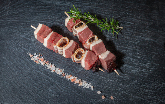 Brochettes de canard et pruneaux lardés