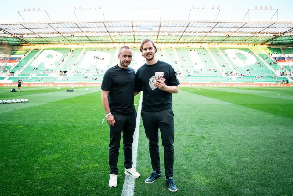 Steffen Hofmann gemeinsam mit Manuel Lang (GF Schnopsn Cash) bei der Präsentation der Partnerschaft im Allianz Stadion. © SK Rapid | Widne