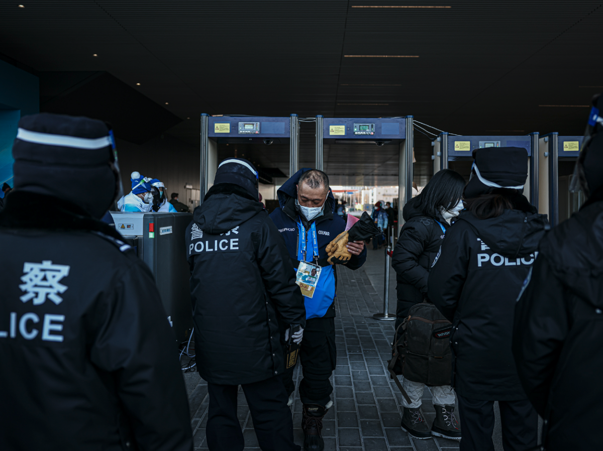 Die Polizei führt einen Sicherheitscheck durch. Foto: © Annice Lyn/Getty Images