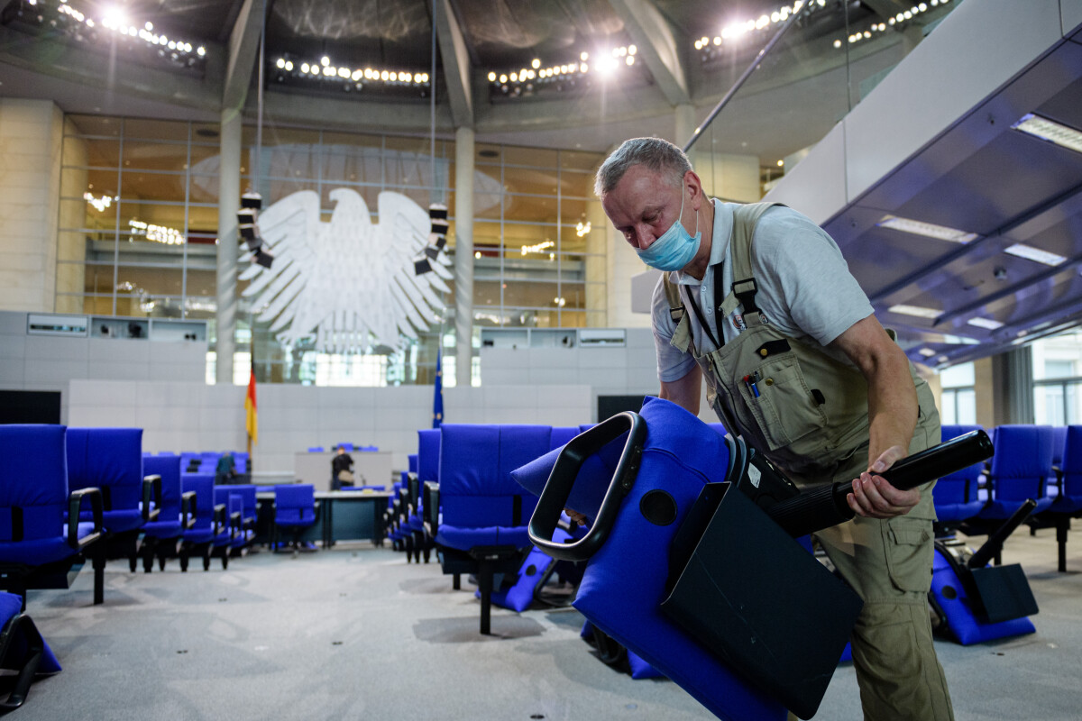 Vor der konstituierenden Sitzung müssen Handwerker zusätzliche Stühle einbauen. So viele Abgeordnete wie jetzt saßen noch nie im Bundestag. // © Jens Schlueter/Getty Images