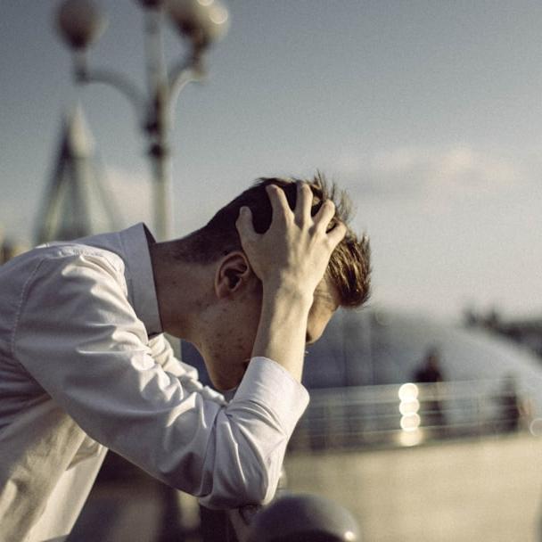 "Qualcosa è andato storto", Carlo Buccirosso al Teatro Sala Umberto