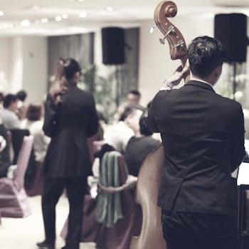 "Lucio e Lucio" cena spettacolo tributo a Dalla e Battisti