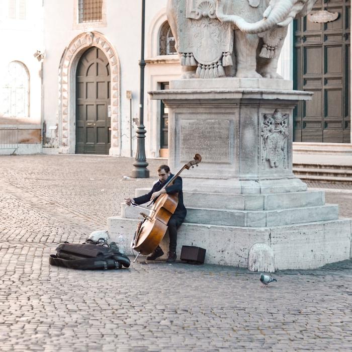 Musica e cabaret a Piazzale delle Gardenie in nome della romanità