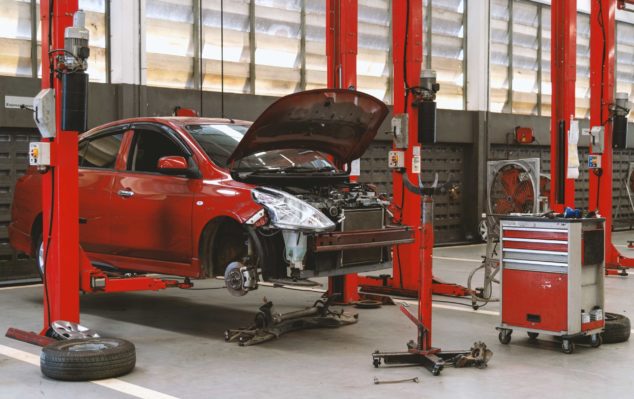 Fotografía del taller mecánico automotriz.