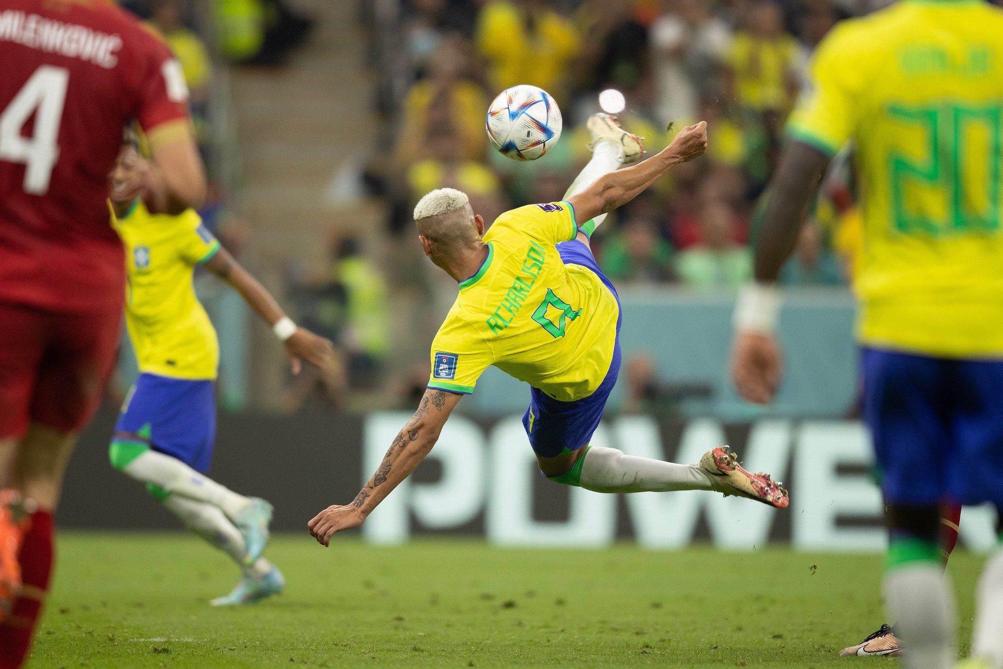 Com golaço de Richarlison, Brasil bate sérvia em estreia da Copa do Mundo