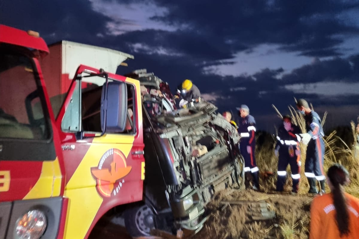 Bombeiros realizaram o desencarceramento dos ocupantes da carreta e do caminhão, que ficaram presos nas ferragens. (Foto: Divulgação - Bombeiros)