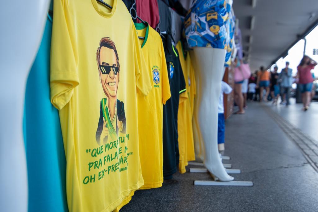 “Chegou 1,5 mil, vendi em uma semana”, relata comerciante de camisas da seleção brasileira 