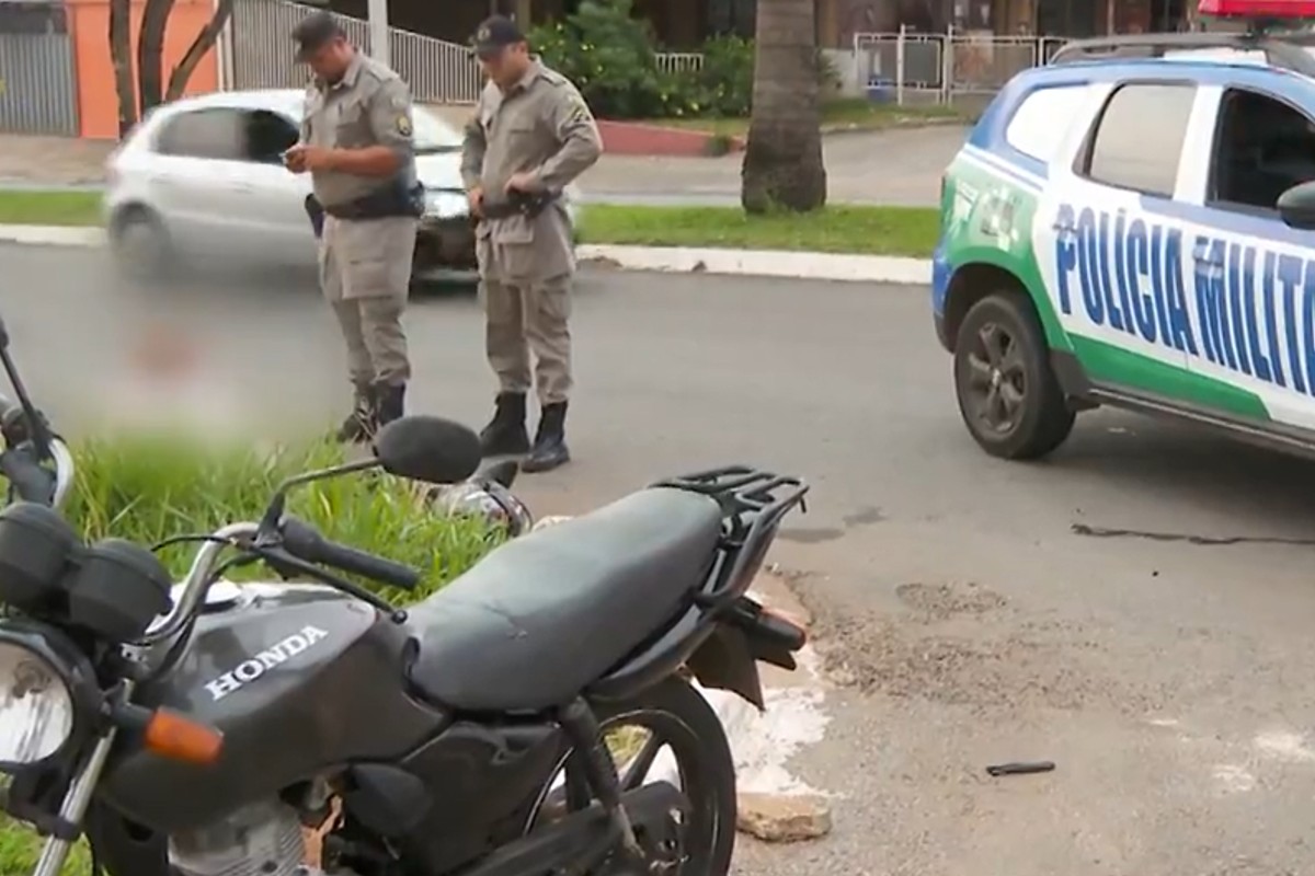 Motociclista bêbado cai de moto em Goiânia e ironiza a situação; “eu sou doido”