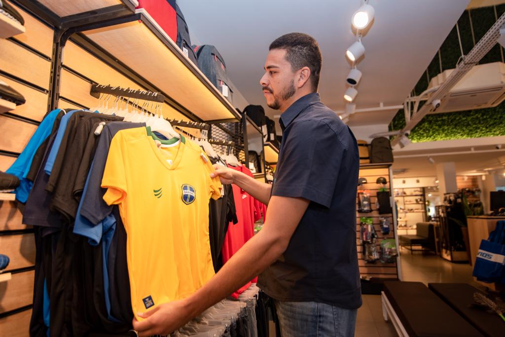 Procura da camisa da seleção está no mesmo nível para copa e para política, dizem comerciantes 