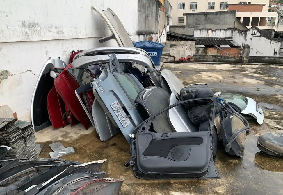 Parte dos veículos cortados (Foto: Polícia Civil/Divulgação)