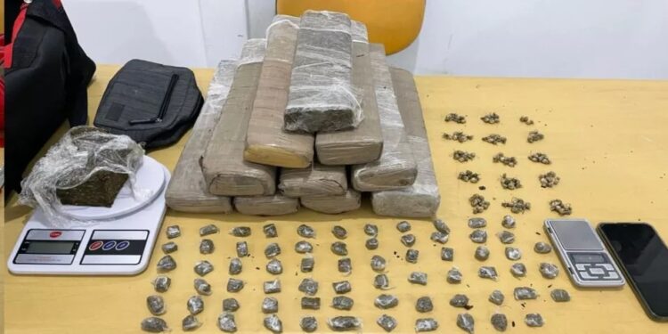 HOMEM É PRESO EM FLAGRANTE COM 10 TABLETES DE MACONHA E CRACK, EM SÃO JOSÉ DE RIBAMAR