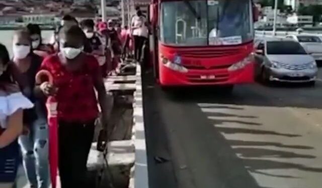 ÔNIBUS QUEBRA E PASSAGEIROS DESCEM NO MEIO DA PONTE SÃO FRANCISCO, EM SÃO LUÍS