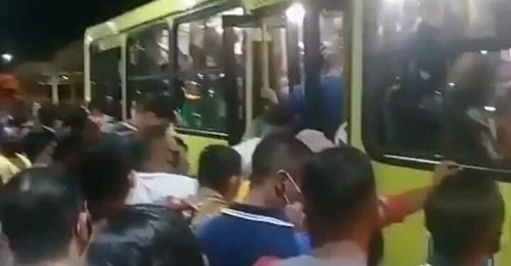 Ludovicenses continuam enfrentando lotações em transportes públicos por conta da greve dos rodoviários, que chega hoje (09), ao 22º dia. Além da lotação nos veículos, quem depende do transporte público também sofre com a demora por causa da frota reduzida. Uma reunião com a Justiça do Trabalho deve ser realizada na próxima sexta-feira (18), para negociar com os rodoviários, que cobram 12% de reajuste salarial, além da regularização de salários atrasados. Ontem (08), um sessão na Câmara Municipal de São Luís aprovou em caráter de urgência um projeto de lei que regulamenta o transporte alternativo para veículos menores. A princípio a regulamentação seria para veículo com com capacidade de 24 a 32 lugares, mas uma emenda ampliou para veículo a partir de 11 lugares. O projeto ainda deve passar por sanção.