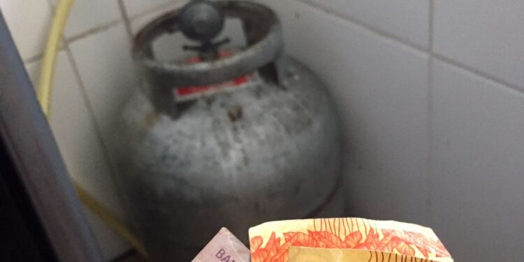 COM O AUMENTO DO GÁS FAMILIAS VOLTAM A USAR CARVÃO NO MARANHÃO