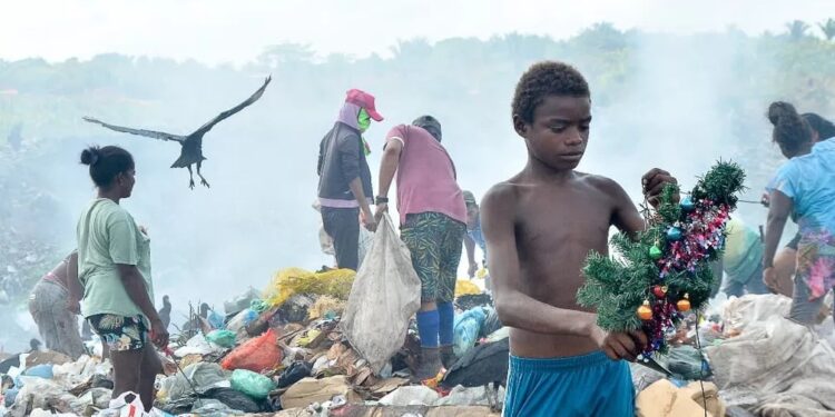 MENINO MARANHENSE QUE TRABALHAVA NO LIXÃO REALIZA O SONHO DA CASA PRÓPRIA