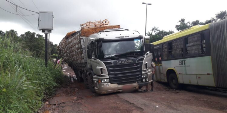 Trecho da BR-135 é interditado após veículos ficarem atolados