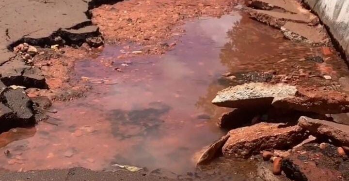 Avenida recém inaugurada em Estreito tem partes do asfalto arrancada após chuvas